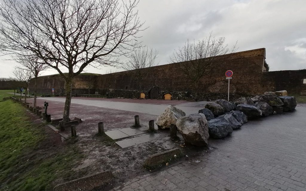 Calais : installation de rochers pour « empêcher les associations d’accéder aux migrants »