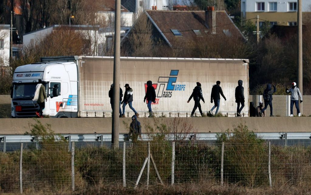 Calais : sur l’autoroute près de l’Eurotunnel, « on assiste à un déchaînement de violences »