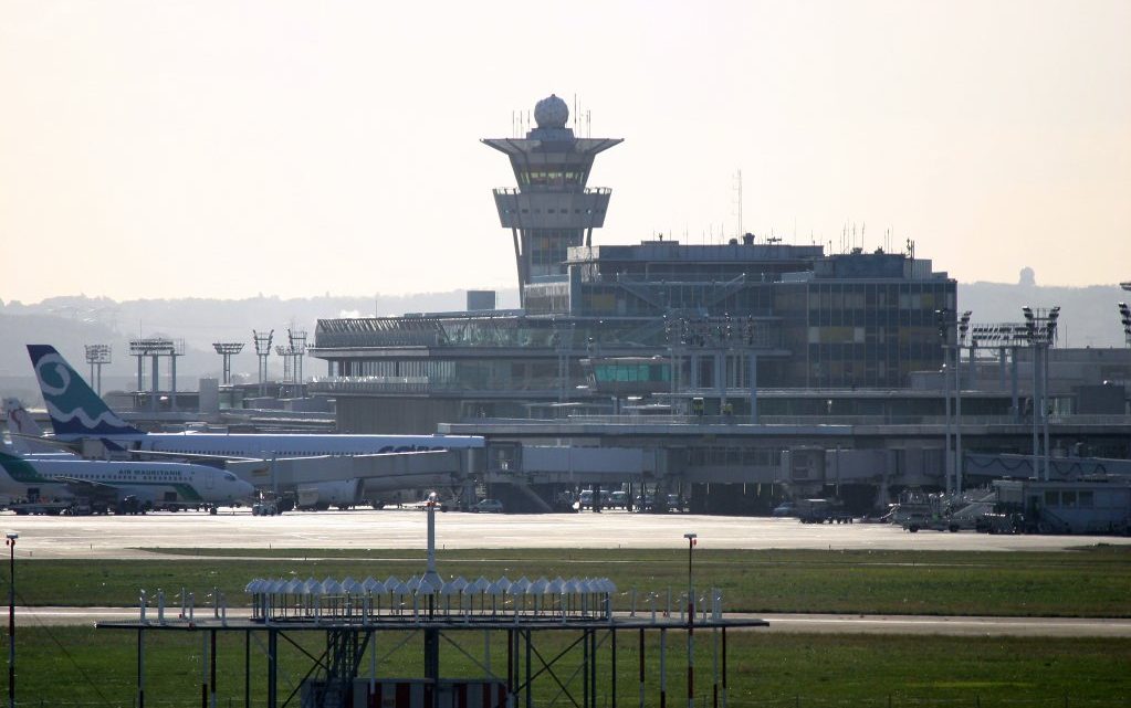 France : neuf migrants débarquent à l’aéroport d’Orly… à bord d’un jet privé