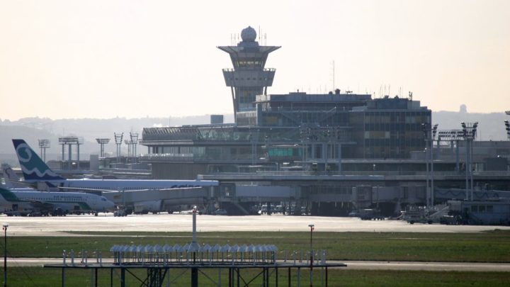 France : neuf migrants débarquent à l’aéroport d’Orly… à bord d’un jet privé