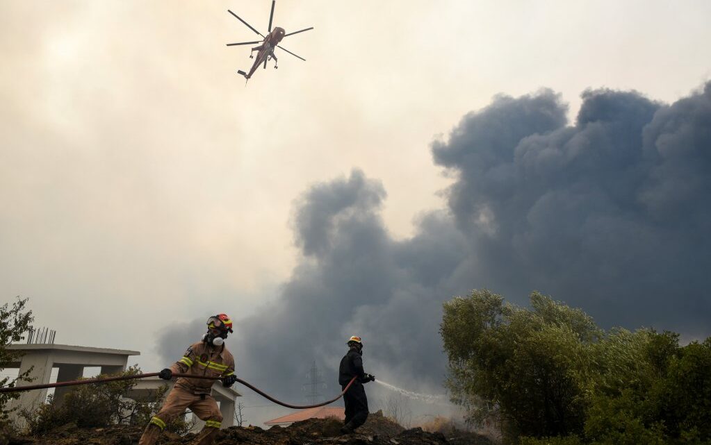 De Lesbos à Athènes, les migrants entre canicule et incendies