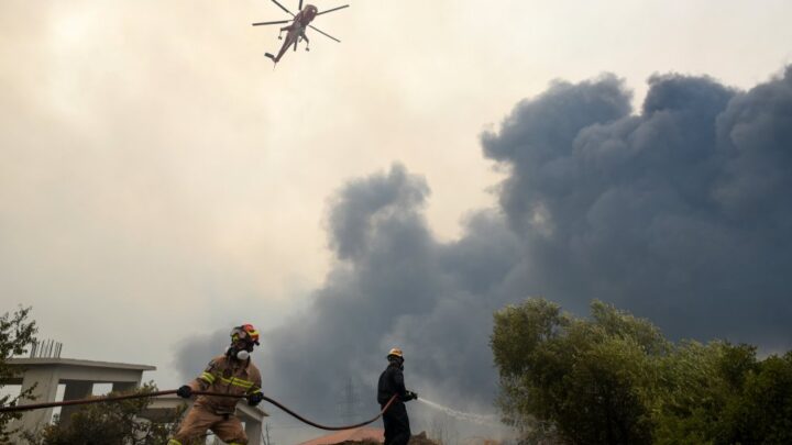 De Lesbos à Athènes, les migrants entre canicule et incendies