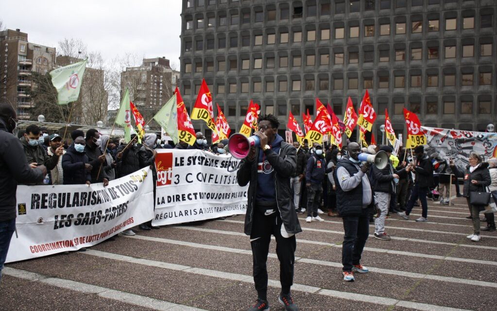 « Préfets, ouvrez vos guichets ! » : des travailleurs sans-papiers mobilisés contre une préfecture inaccessible