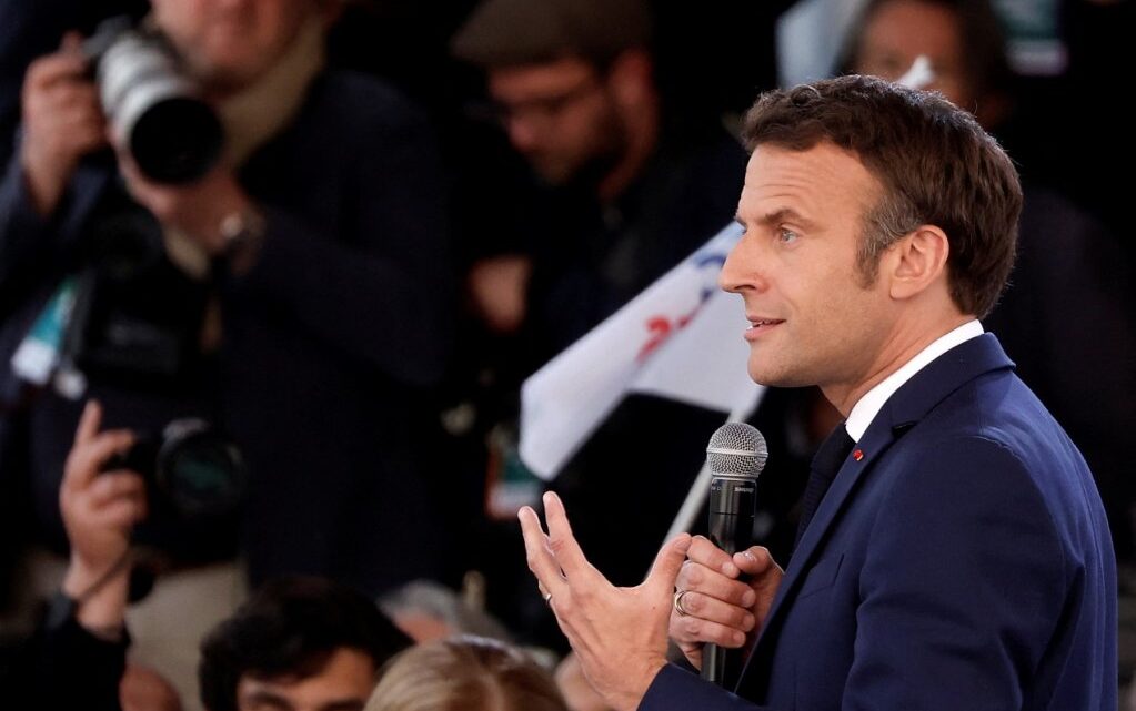 « Lui, au moins, il n’est pas obsédé par les migrants » : la victoire de Macron rassure les étrangers de France