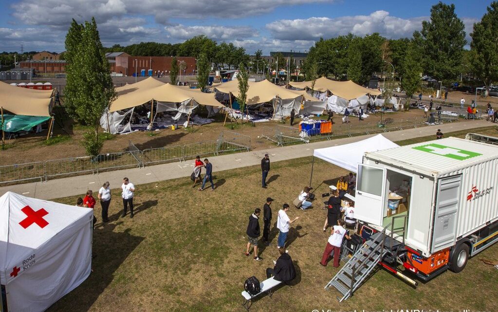 Aux Pays-Bas, des centaines de demandeurs d’asile évacués d’un centre surpeuplé