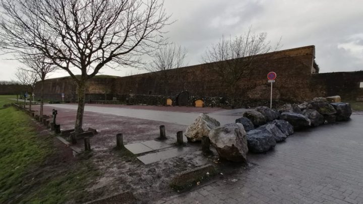 Calais : installation de rochers pour « empêcher les associations d’accéder aux migrants »