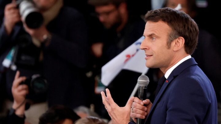 « Lui, au moins, il n’est pas obsédé par les migrants » : la victoire de Macron rassure les étrangers de France