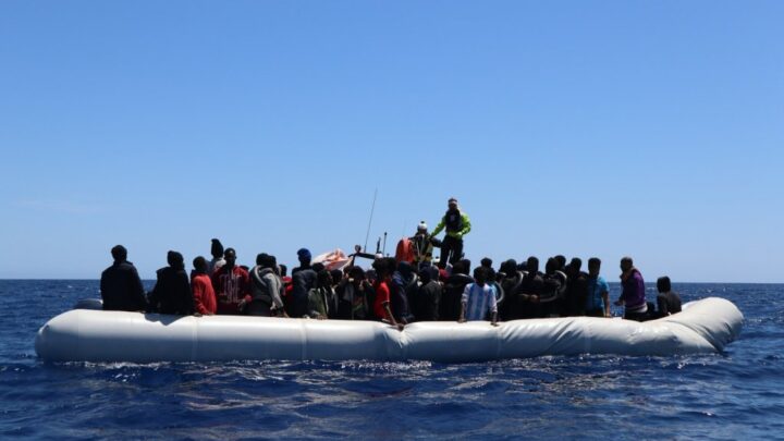 Plus de 260 migrants secourus en Méditerranée en trois jours, 500 autres arrêtés sur une plage libyenne