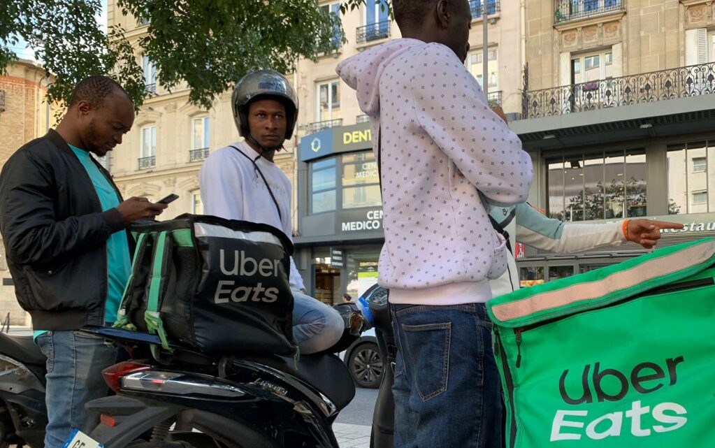 « Je suis perdu, abattu » : portraits de livreurs sans-papiers pour Uber Eats