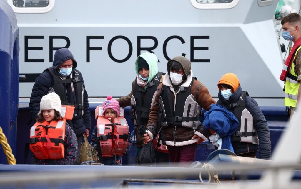 « À l’arrivée des secours, certains étaient déjà dans l’eau » : près de 40 migrants secourus après un naufrage dans la Manche