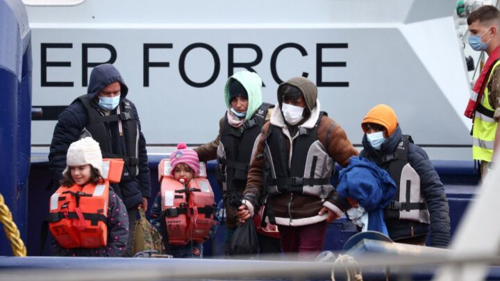 « À l’arrivée des secours, certains étaient déjà dans l’eau » : près de 40 migrants secourus après un naufrage dans la Manche